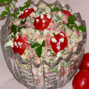 Крабовый салат с курицой и помидорами 