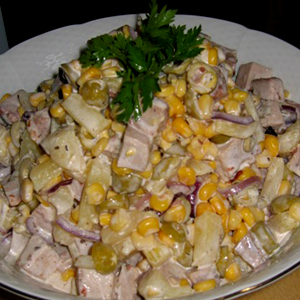 Салат из свинины с кукурузой